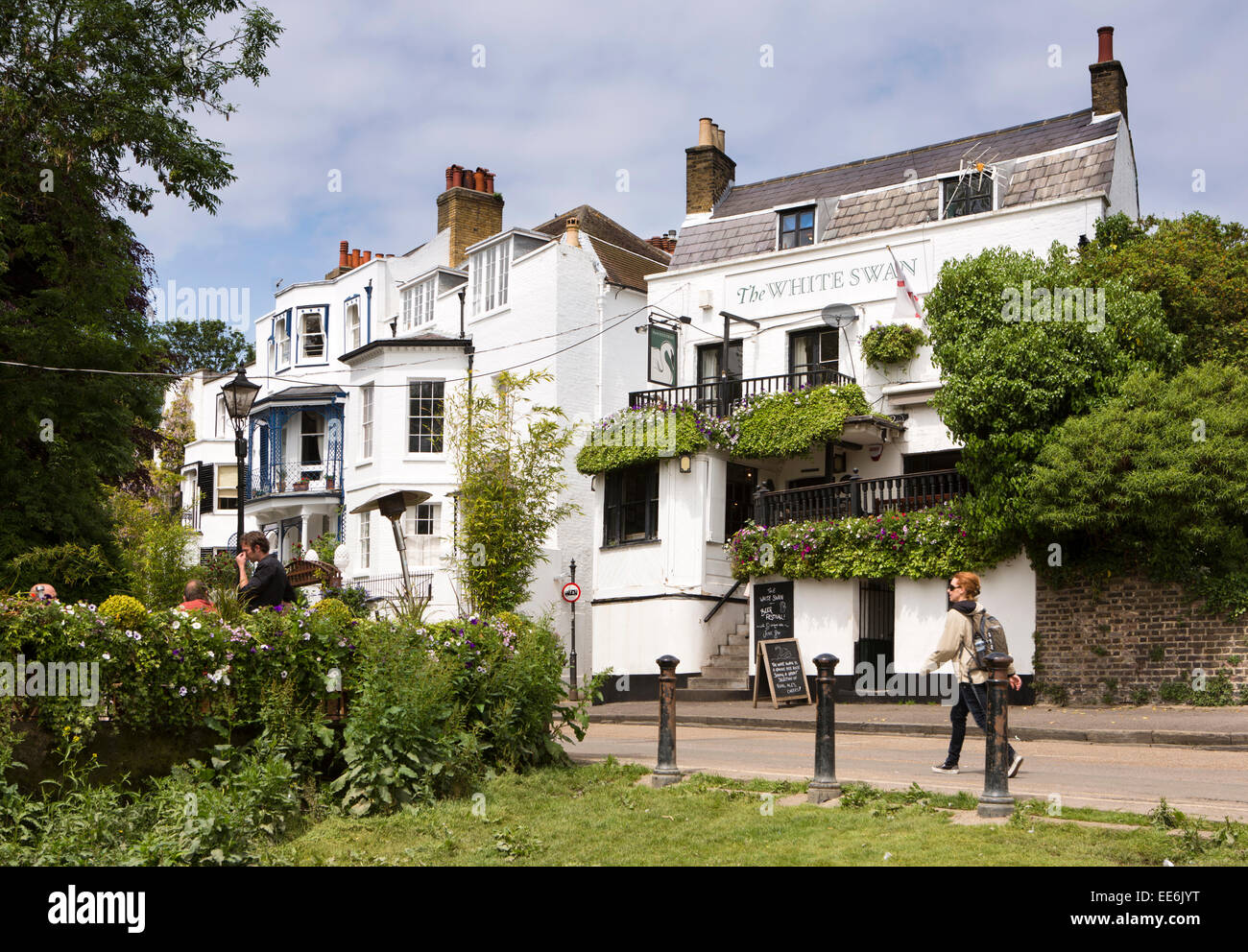 UK, Londra, Twickenham, Riverside, il White Swan Inn accanto al Fiume Tamigi Foto Stock