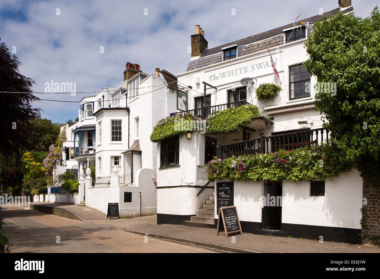 UK, Londra, Twickenham, Riverside, il White Swan Inn accanto al Fiume Tamigi Foto Stock