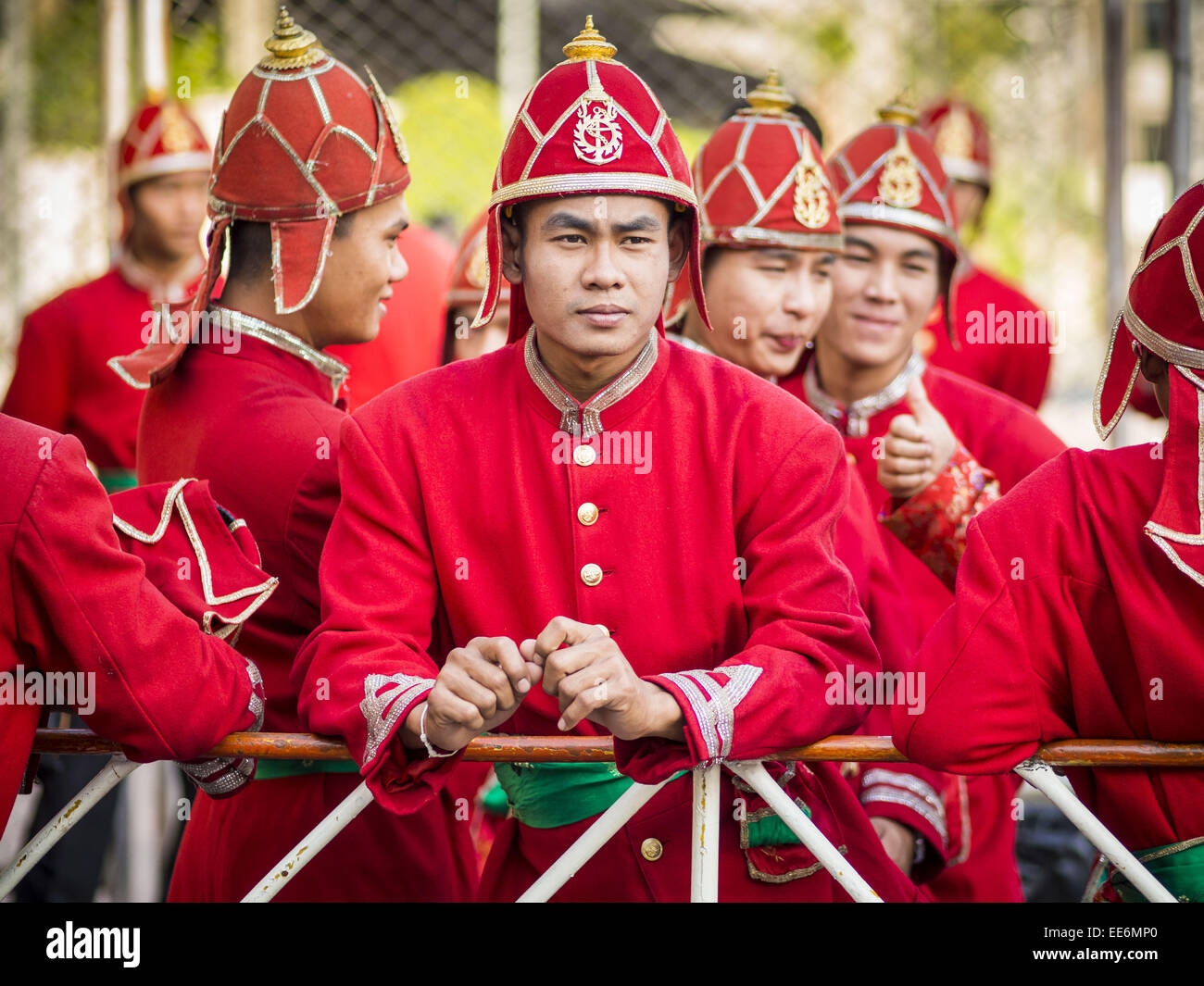 Bangkok, Bangkok, Thailandia. Xiv gen, 2015. Uomini che ritraggono rematore per il Royal chiatte attendere il 2015 Scopri Thainess parade per iniziare. Le autorità del turismo di Thailandia (TAT) sponsorizzato la cerimonia di apertura del "2015 Scopri Thainess'' campagna con un 3.5-chilometro sfilata attraverso il centro di Bangkok. La Parade featured spettacoli culturali provenienti da diverse parti della Thailandia. Parte del '2015 Scopri Thainess'' campagna è una vetrina di Thailandia Cultura e patrimonio naturale ed è suddiviso in cinque categorie che corrispondono alle grandi regioni della Tailandia '"' Regione centrale, nord, nord-est, Foto Stock