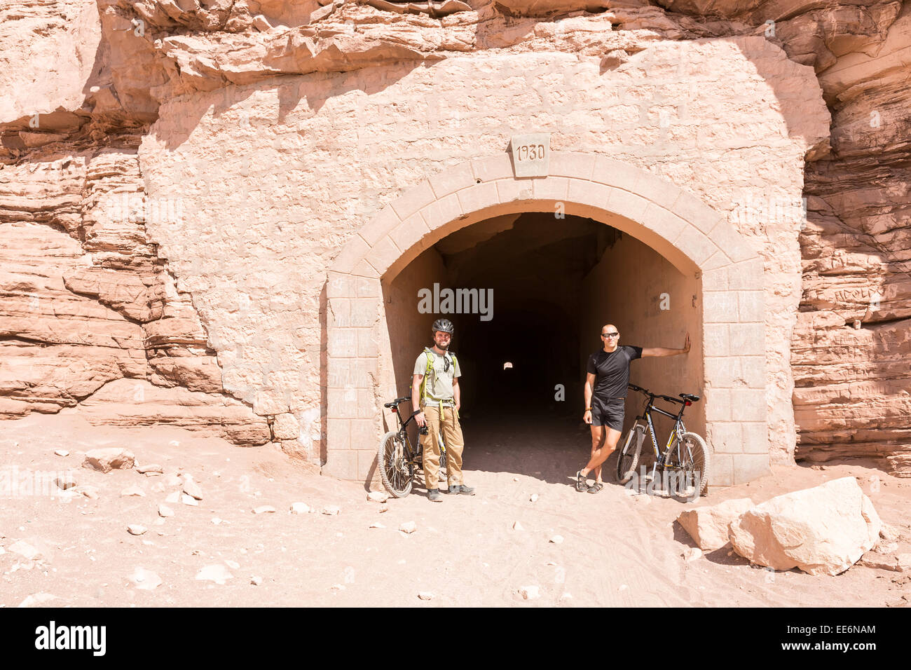 Un tunnel attraverso la montagna di San Pedro de Atacama, Cile, Sud America Foto Stock