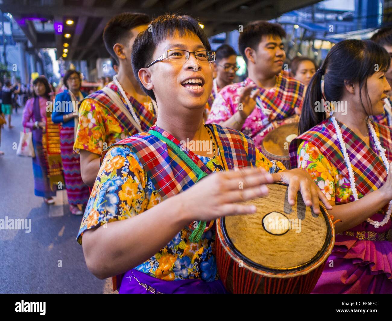 Bangkok, Bangkok, Thailandia. Xiv gen, 2015. Batteristi tradizionale eseguire nel 2015 Scopri Thainess parade. Le autorità del turismo di Thailandia (TAT) sponsorizzato la cerimonia di apertura del "2015 Scopri Thainess'' campagna con un 3.5-chilometro sfilata attraverso il centro di Bangkok. La Parade featured spettacoli culturali provenienti da diverse parti della Thailandia. Parte del '2015 Scopri Thainess'' campagna è una vetrina di Thailandia Cultura e patrimonio naturale ed è suddiviso in cinque categorie che corrispondono alle grandi regioni della Tailandia '"' Regione centrale, nord, nord-est, a est e a sud. (Credito immagine: Foto Stock