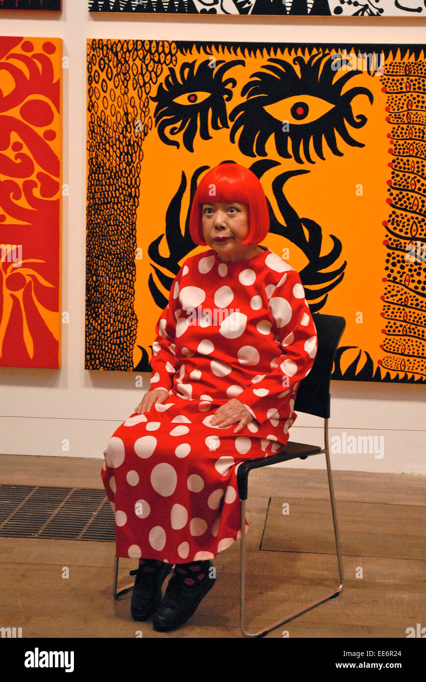 Yayoi Kusama in seduta fron tof la sua arte Tate Modern Foto Stock