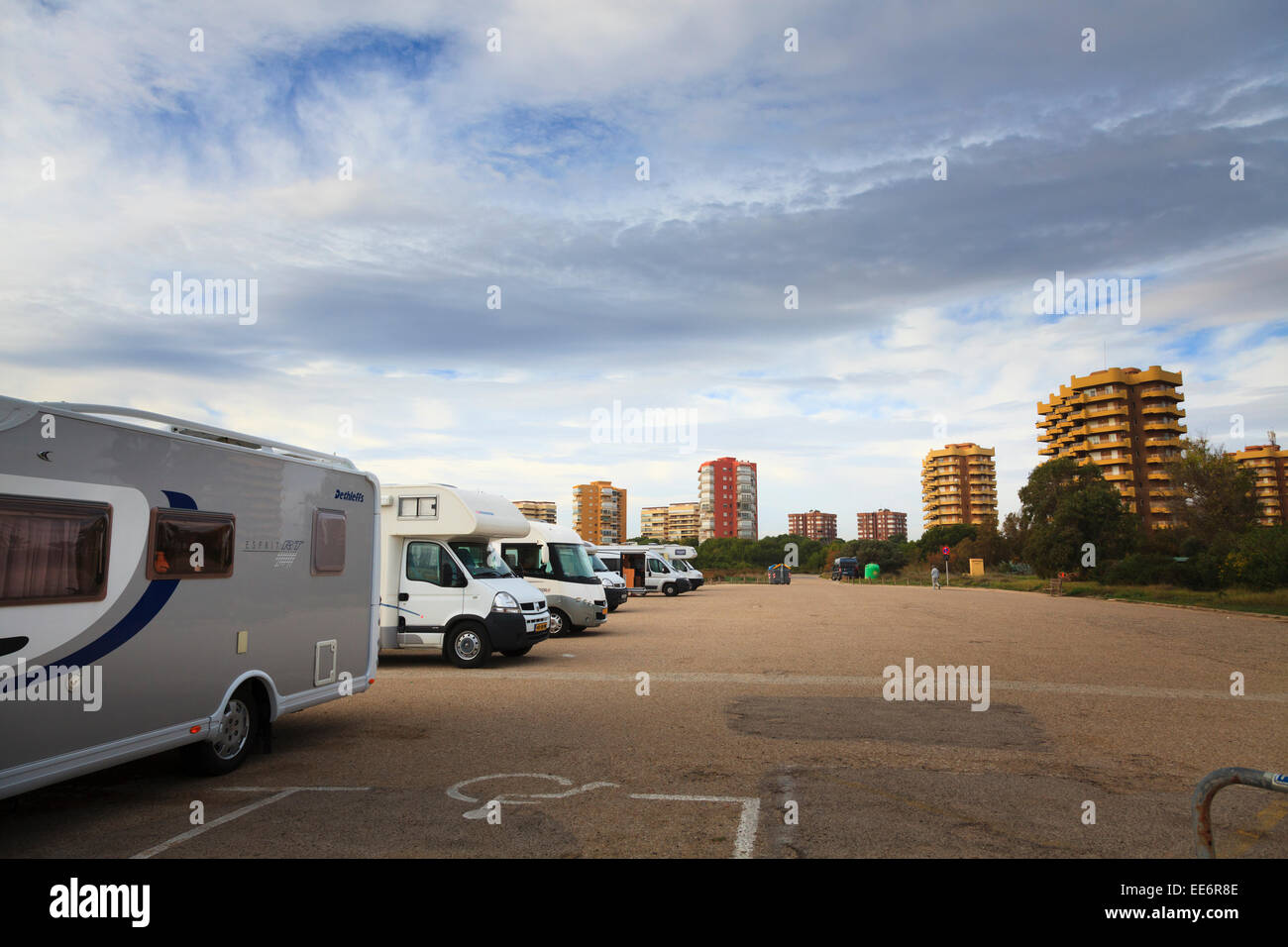 Camper parcheggiato dall alto luogo appartamenti a Playa de La Garrofera Spagna Foto Stock