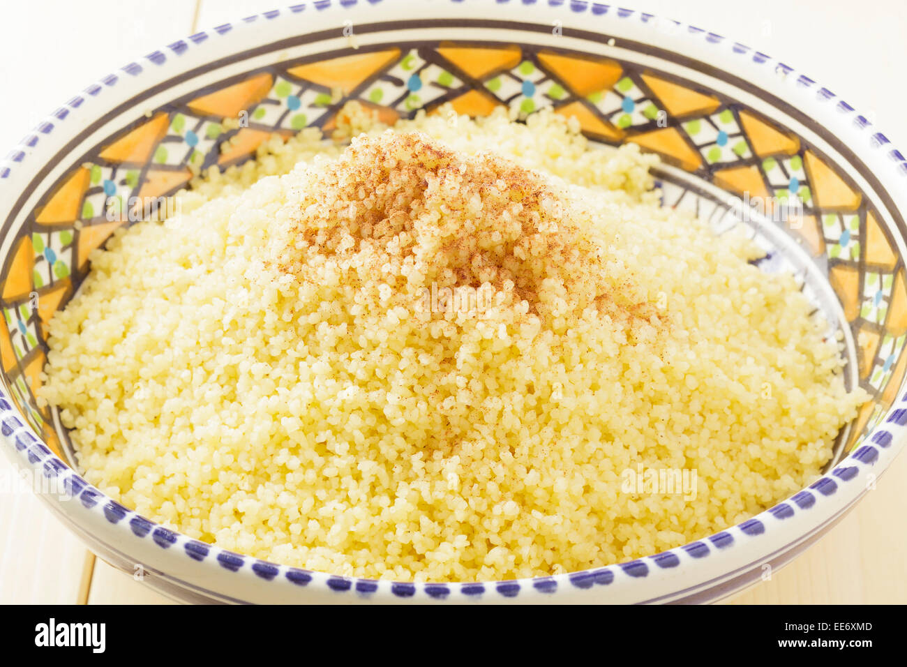 Il cous cous in una ciotola con una spolverata di cannella Foto Stock