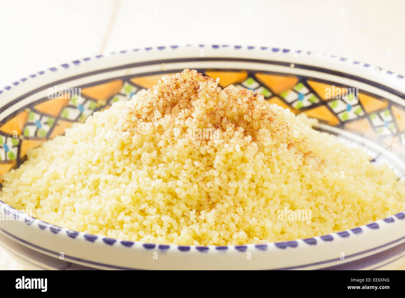 Il cous cous in una ciotola con una spolverata di cannella Foto Stock