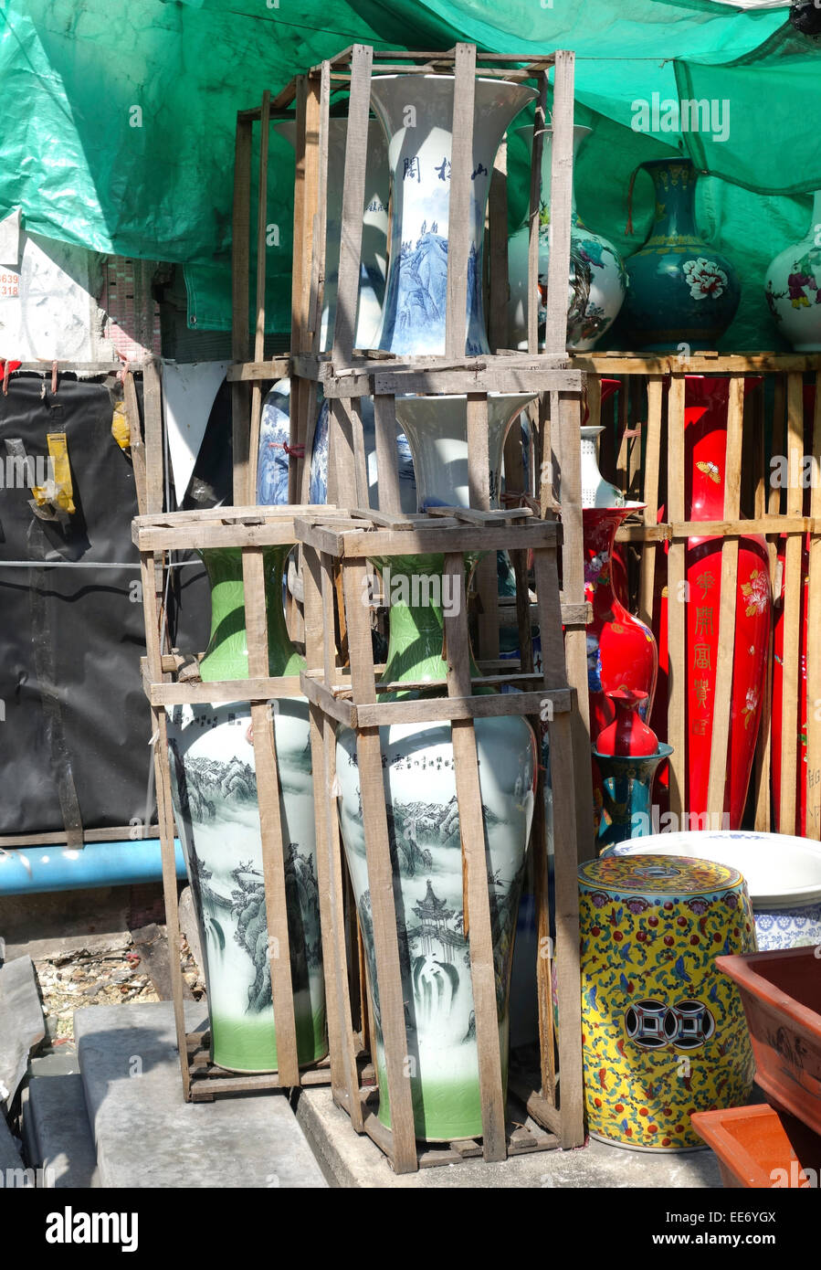 Vasi cinesi sul display Street a Chinatown, Yaowarat Road, Bangkok, Thailandia, Sud-est asiatico. Foto Stock