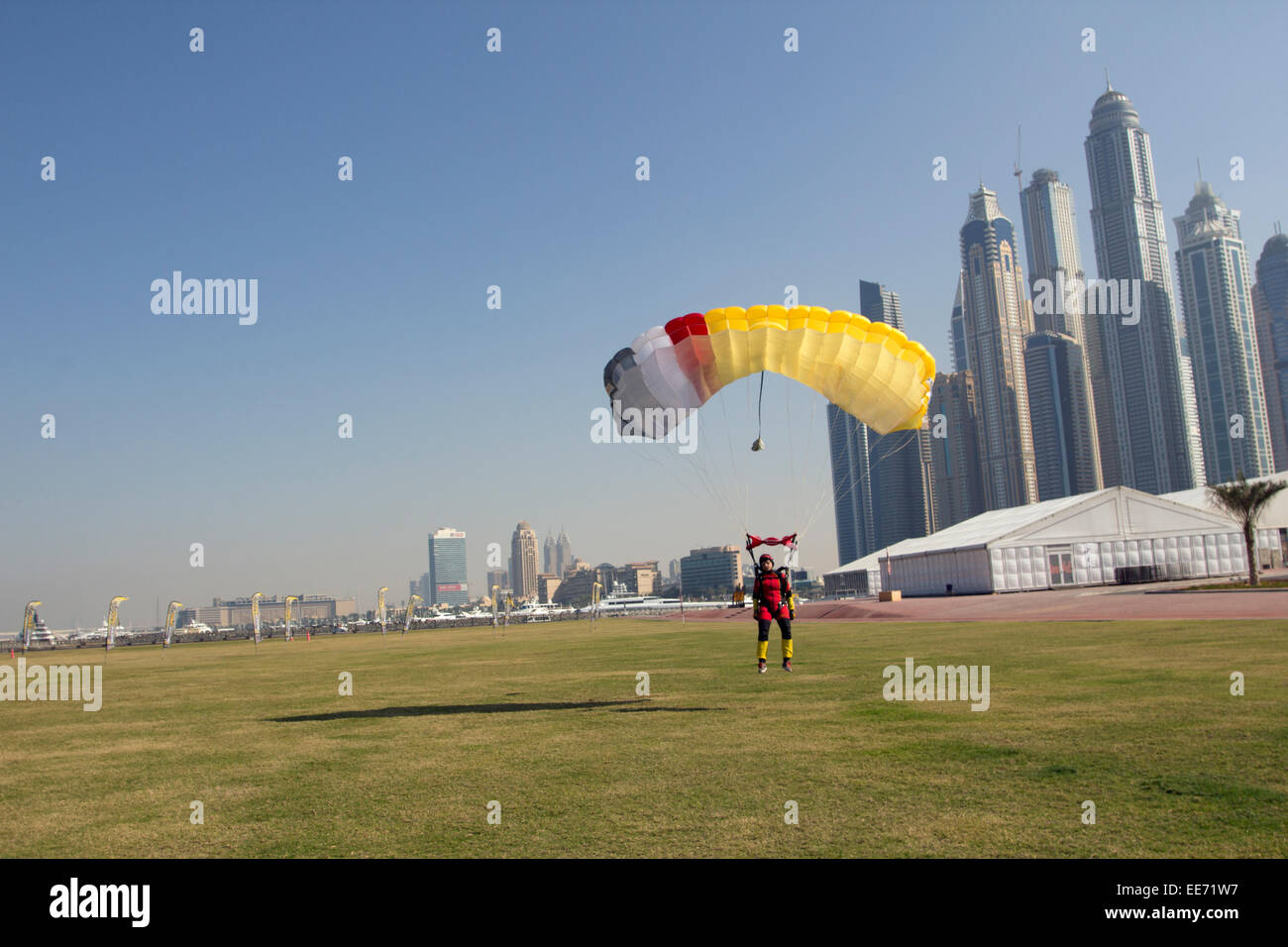 Parachutist sotto la tettoia si sta avvicinando alla zona di sbarco di fronte alla Marina di Dubai City e toccando in pochi secondi. Foto Stock