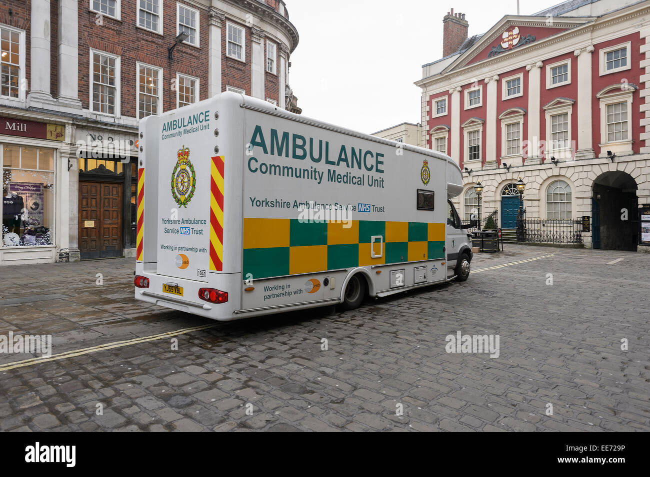 Yorkshire Ambulance Service NHS Trust Comunità Mobile unità mediche parcheggiato in una città britannica Centro città Centro città. Foto Stock