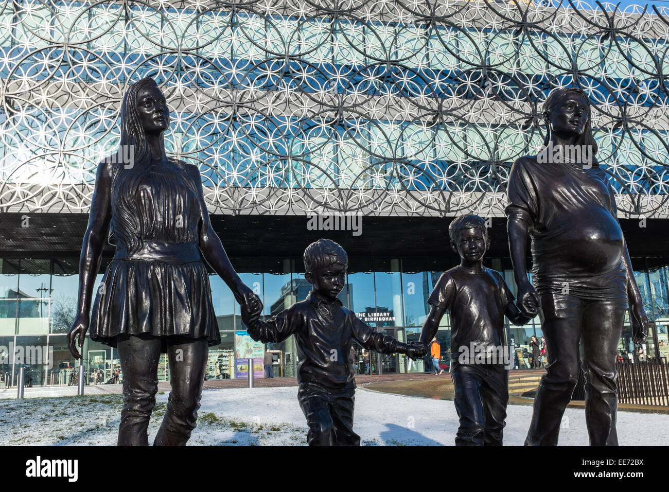 "Una vera famiglia di Birmingham' statua di Gillian indossando di fronte alla nuova Biblioteca di Birmingham in Centenary Square Foto Stock