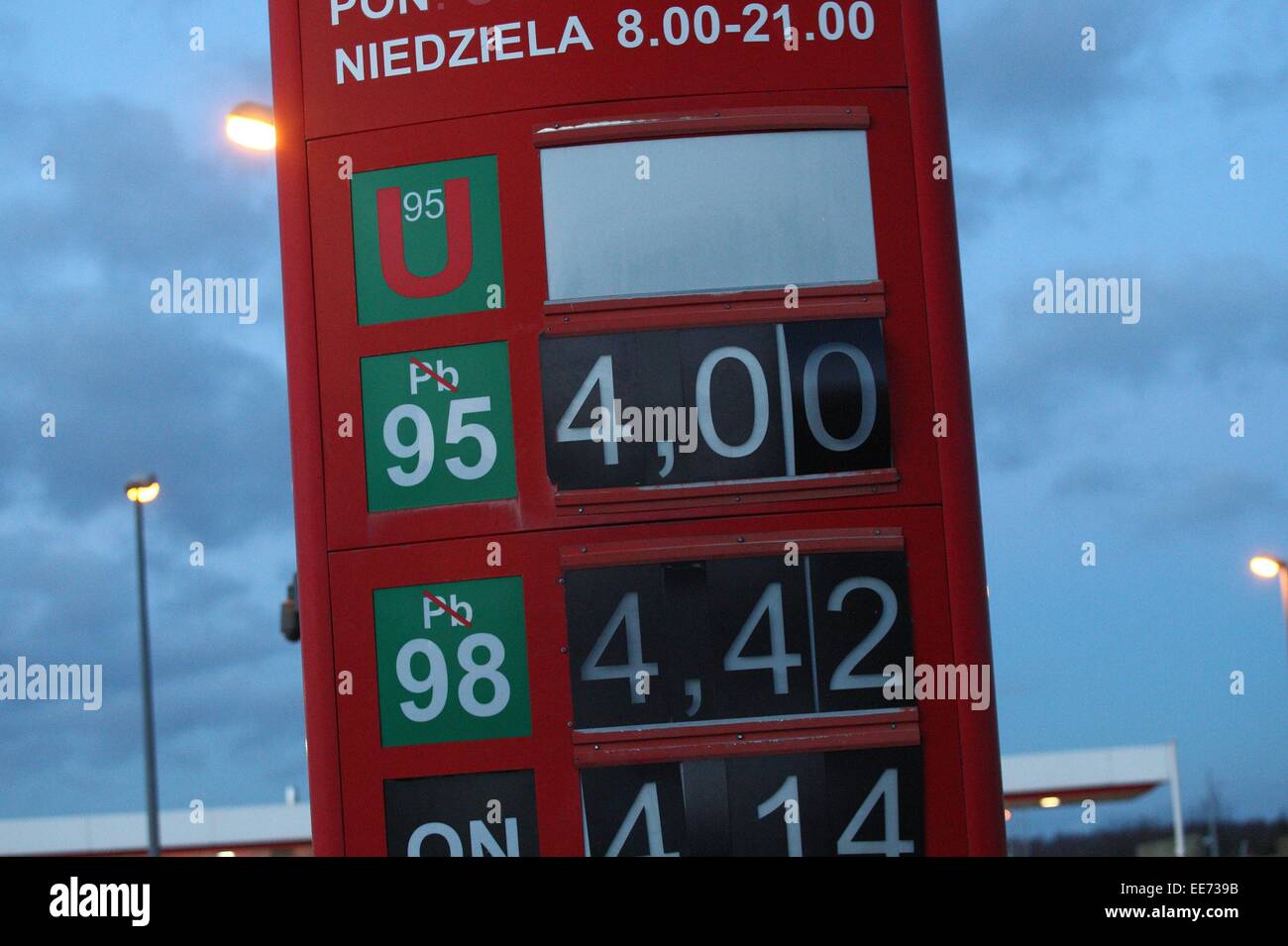 Gdansk, Polonia. 14 gennaio, 2015. Auchan stazione di benzina in Gdansk vende benzina senza piombo per 4 zlotys (0,93 euro ) per litro. Il prezzo della benzina in Polonia è la più bassa da 6 anni. Credito: Michal Fludra/Alamy Live News Foto Stock