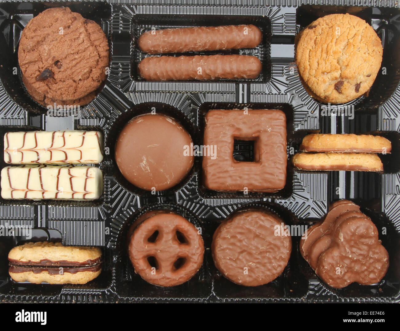 Assortimento di biscotti con aggiunta di dolcificanti in un vassoio di plastica Foto Stock