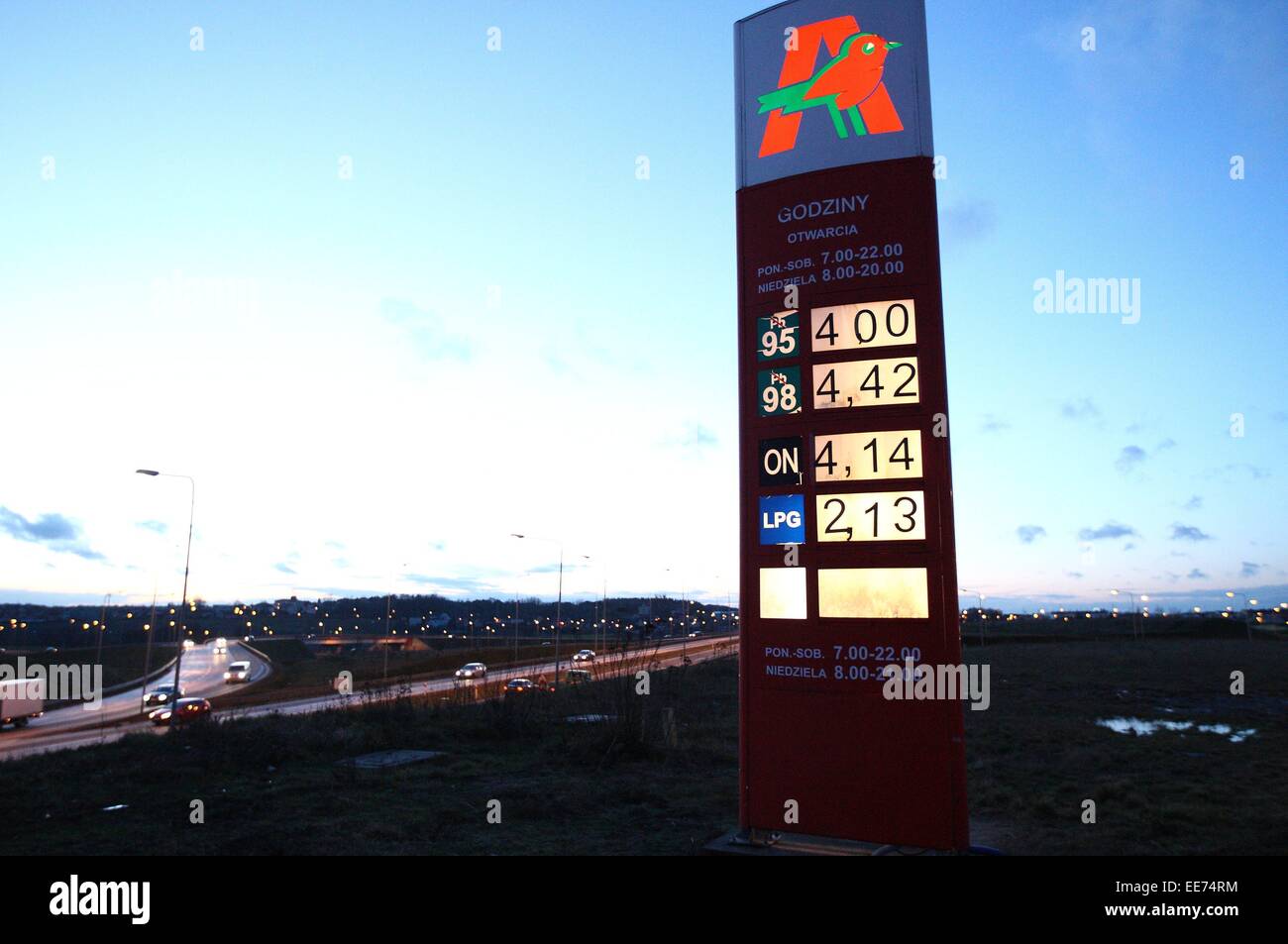 Gdansk, Polonia. 14 gennaio, 2015. Auchan stazione di benzina in Gdansk vende benzina senza piombo per 4 zlotys (0,93 euro ) per litro. Il prezzo della benzina in Polonia è la più bassa da 6 anni. Credito: Michal Fludra/Alamy Live News Foto Stock