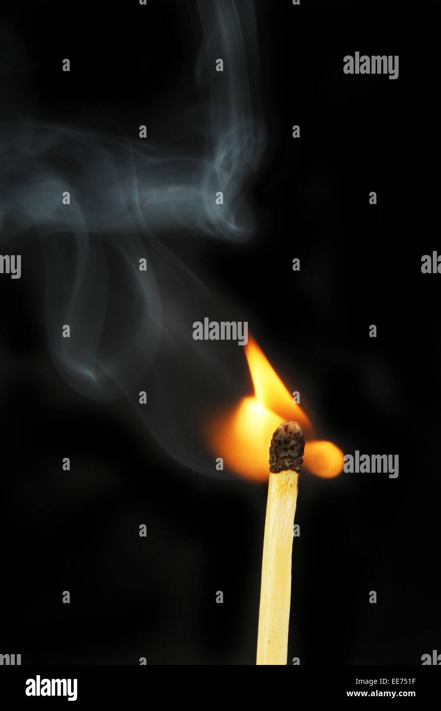 Confronto di accensione di fiamme e fumo contro uno sfondo nero Foto Stock