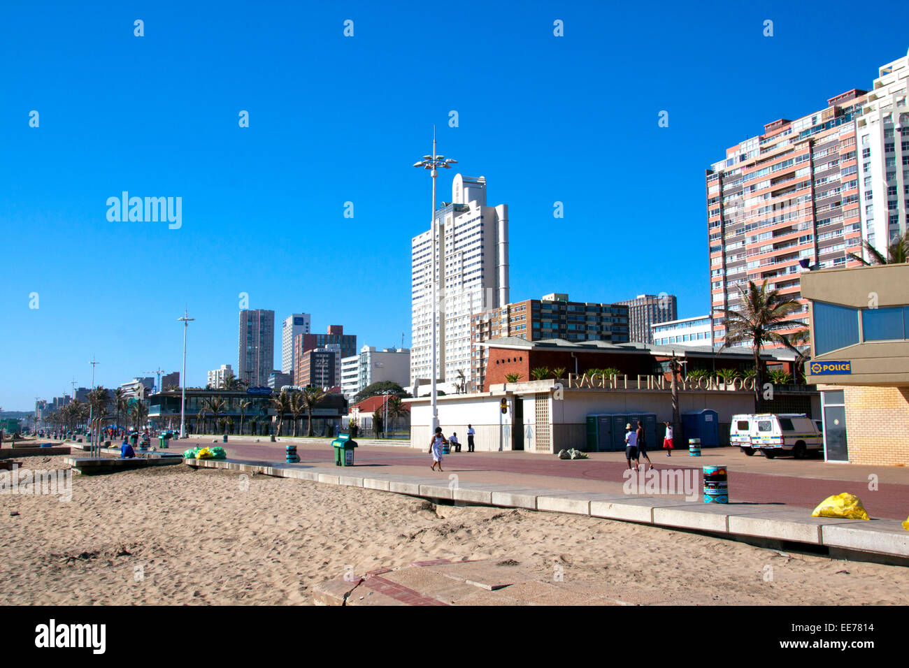 Molte persone sconosciute sulla mattina presto 'Golden Mile' fronte spiaggia a Durban, Sud Africa Foto Stock