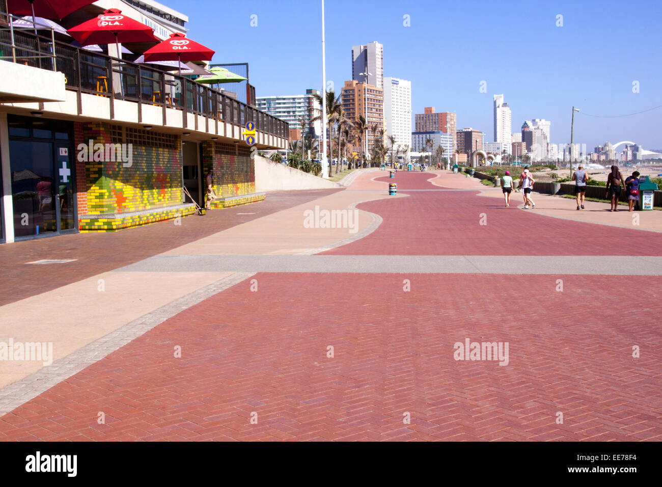 Sconosciuta la mattina presto i pedoni su vuoto 'Golden Mile' fronte spiaggia del lungomare di Durban, Sud Africa Foto Stock