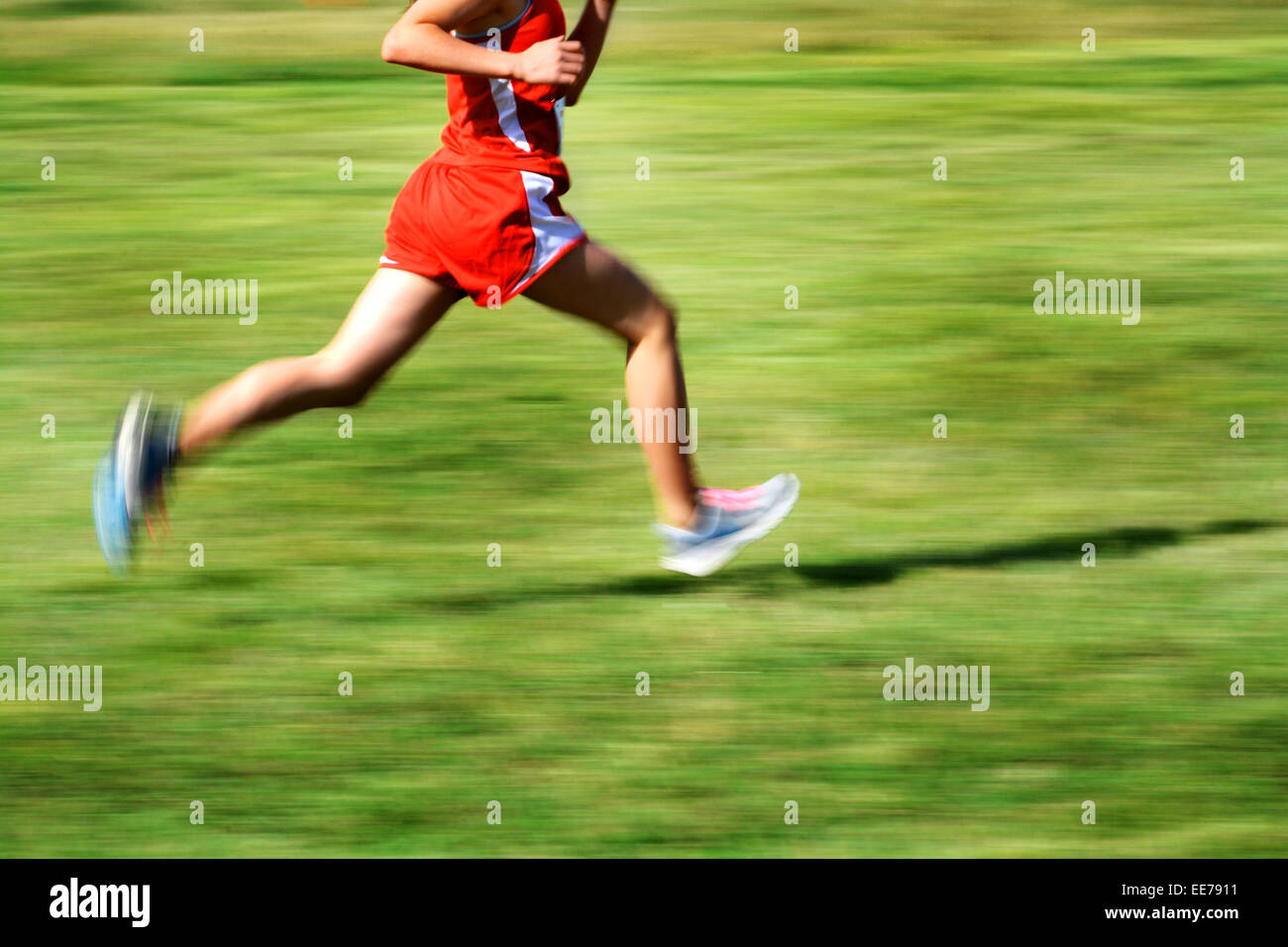 Runner indossa rosso acceso una gara con movimento veloce Foto Stock