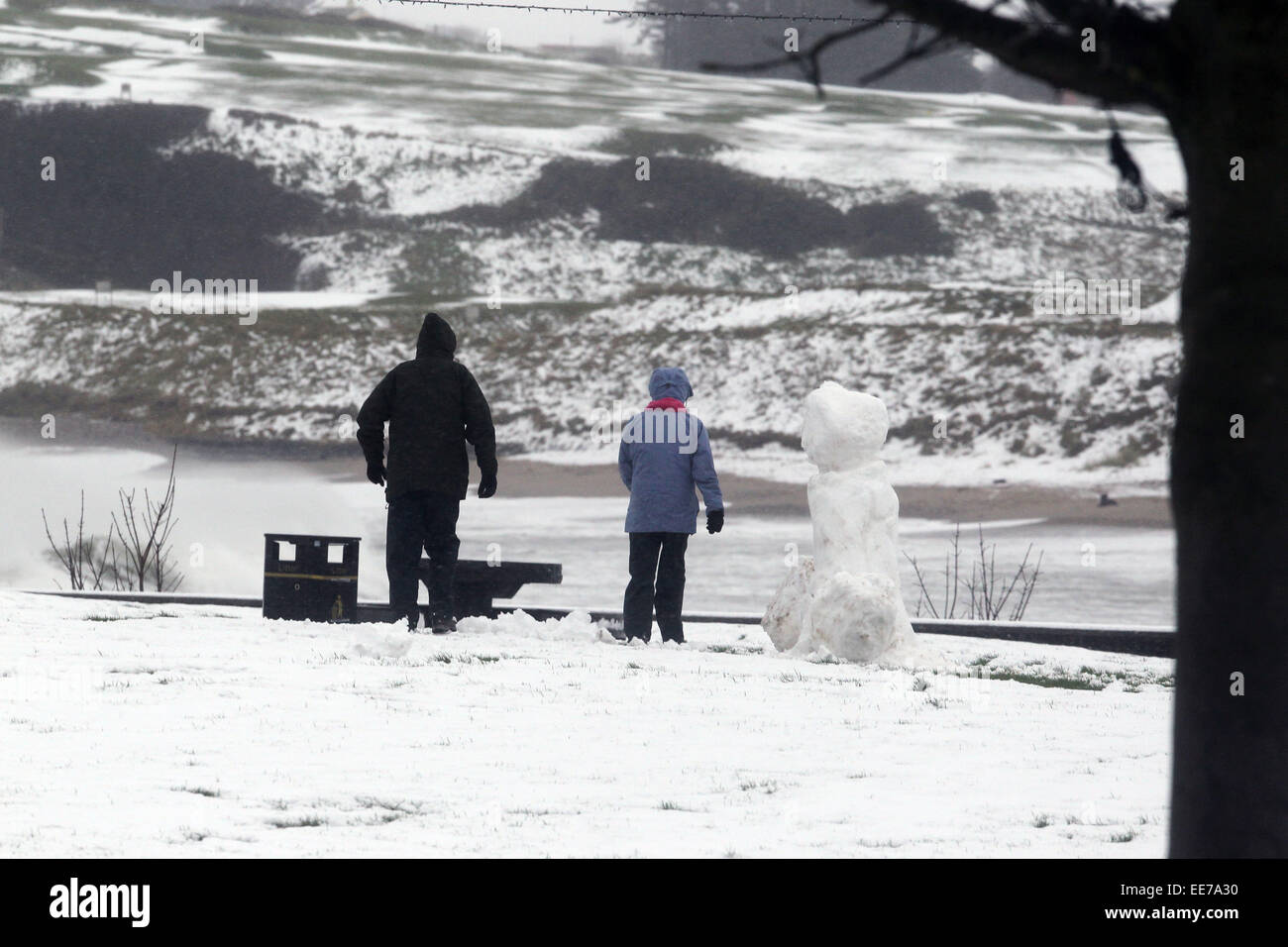 Irlanda del Nord, Regno Unito. 14 gennaio, 2015. Regno Unito Meteo: un pupazzo di neve appare a Ballycastle Beach piuttosto insolite sito. La costa nord ha avuto circa sei pollici di neve come bretelle la sua auto per 70 MPH venti oltre la prossima 24 ore. Credito: Steven McAuley/Alamy Live News Foto Stock