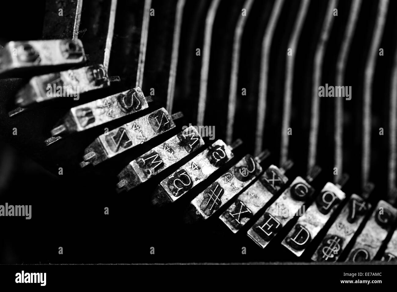 Primo piano della vecchia macchina da scrivere lettere e tasti per la digitazione su documenti di business Foto Stock