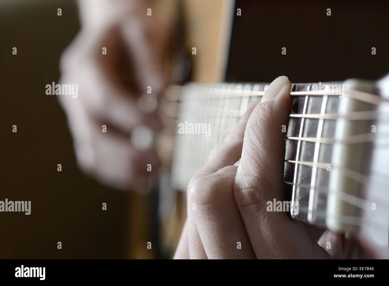 Suonare le corde di una chitarra e tasti per la creazione di musica Foto Stock