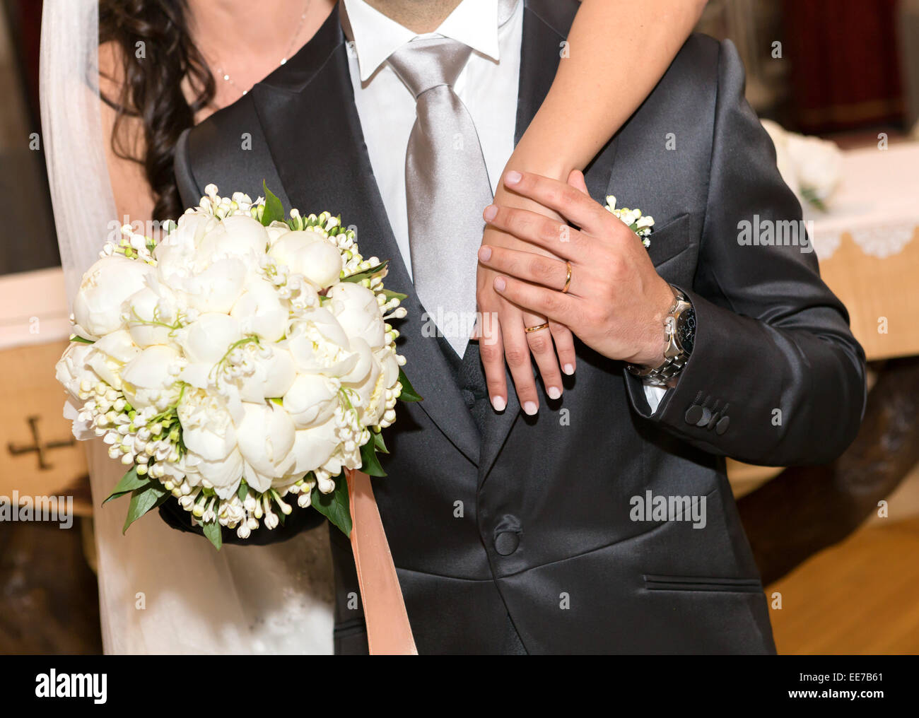 Coppia sposata con bouquet di peonie bianco. Foto Stock