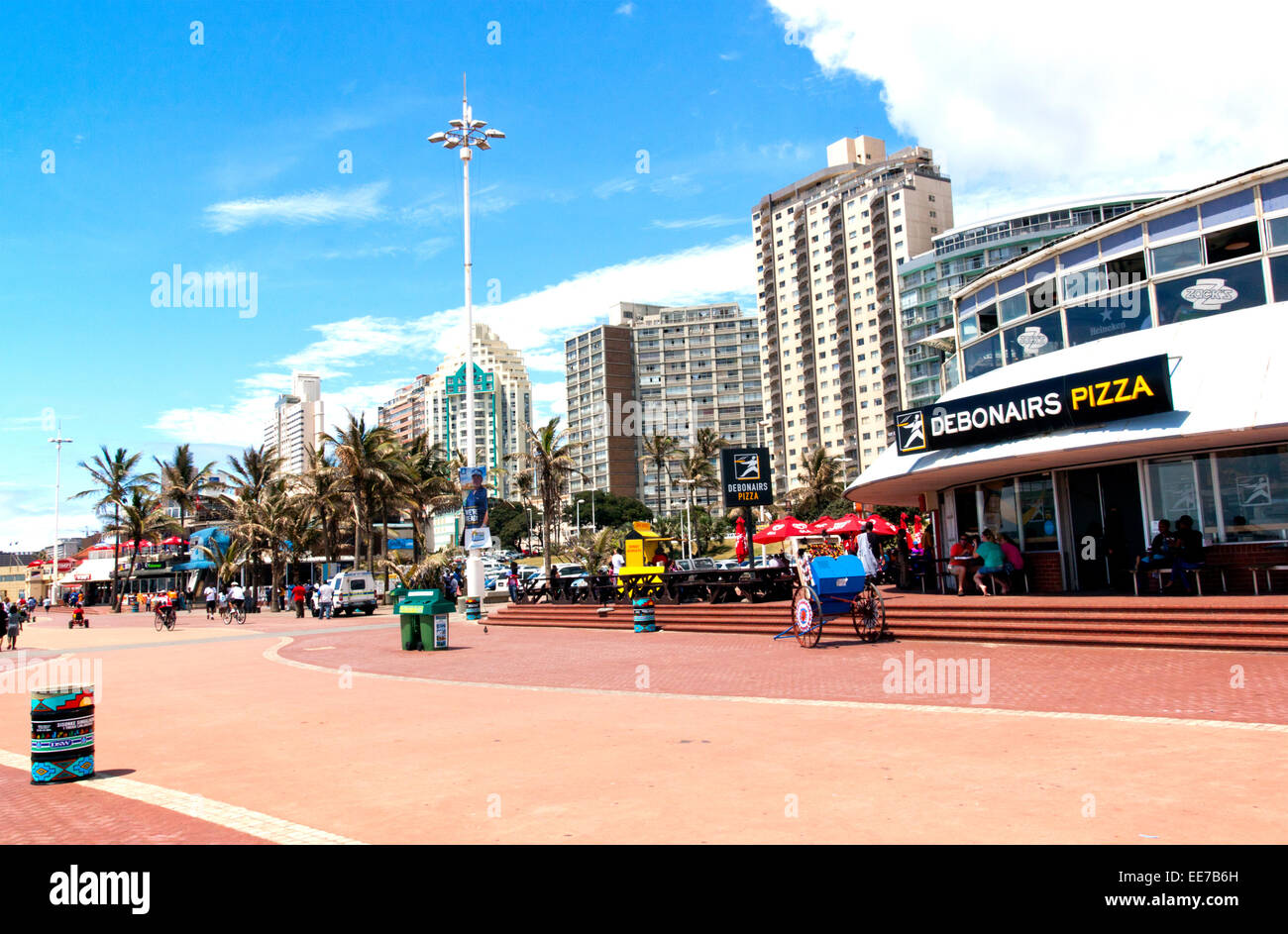 Sconosciuta la mattina presto i pedoni su vuoto 'Golden Mile' fronte spiaggia del lungomare di Durban, Sud Africa Foto Stock