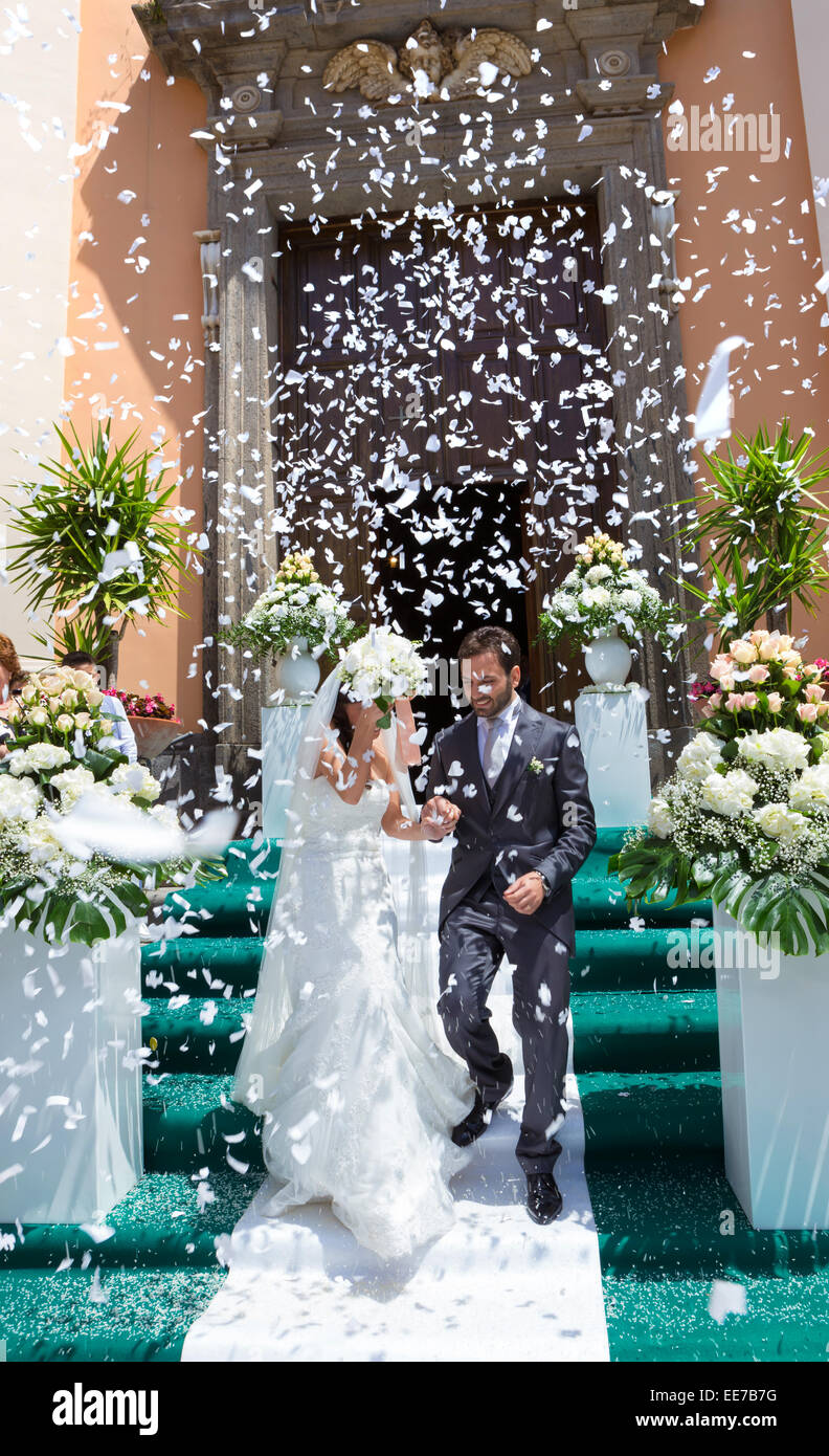 I giovani coniugi mentre uscire dalla chiesa. Foto Stock