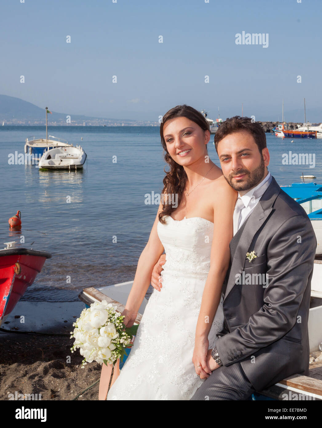 Coppia sposata nel giorno del loro matrimonio presso la spiaggia di costa di Sorrento. Foto Stock