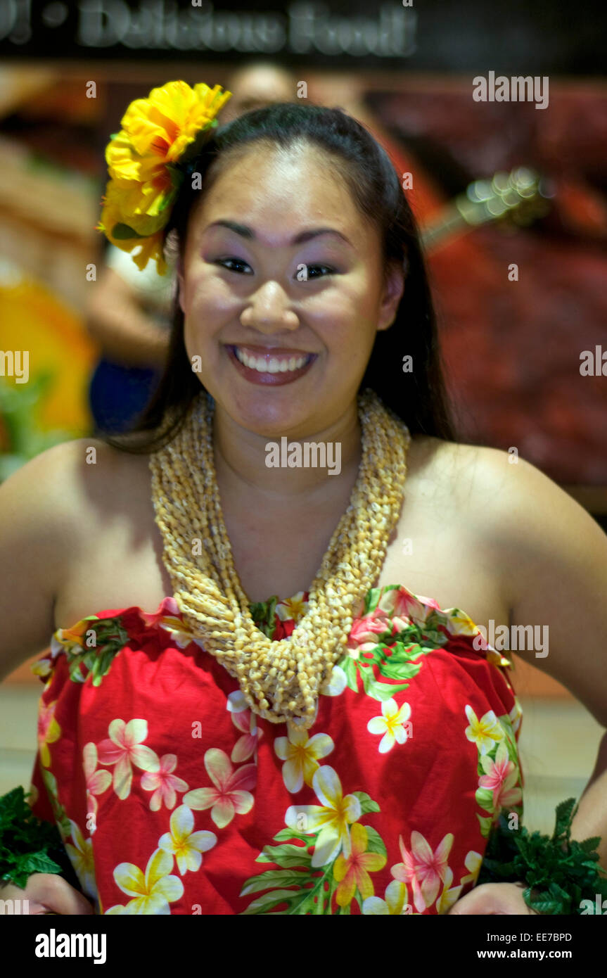 Ballerina di Hula donna. Honolulu. Di O'ahu. Hawaii. Hula è una forma di danza accompagnato dal canto (oli) o una canzone (mele). È stato sviluppato in Foto Stock