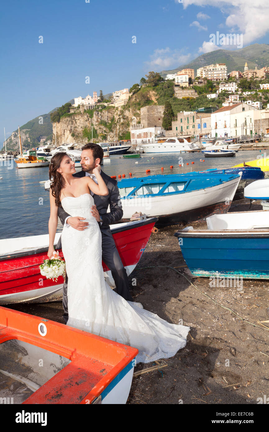 Coppia sposata nel giorno del loro matrimonio presso la spiaggia di costa di Sorrento. Foto Stock