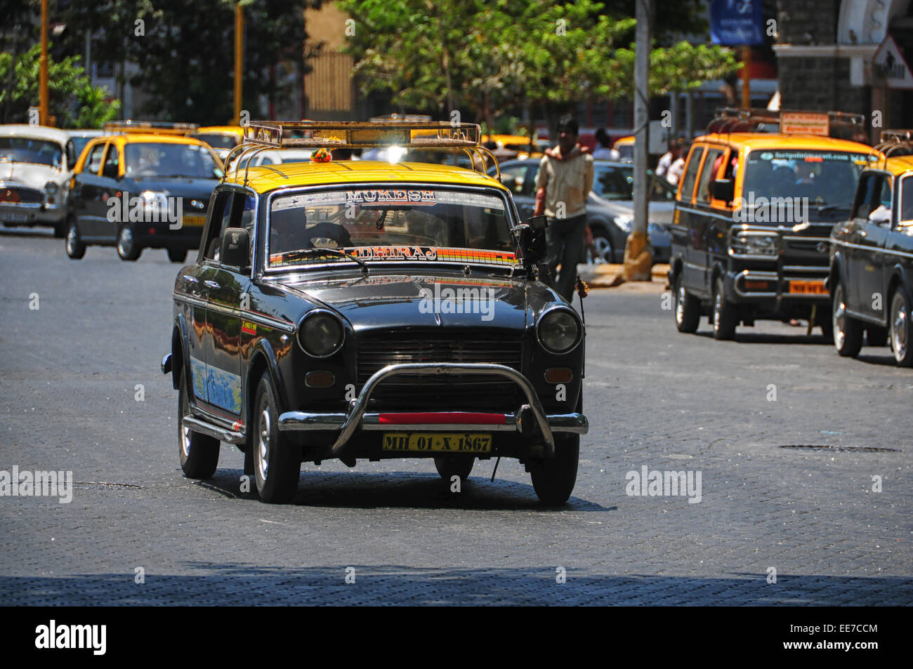 Iconico Nero e Giallo Premier Padmini Taxi in Mumbai, India Foto Stock