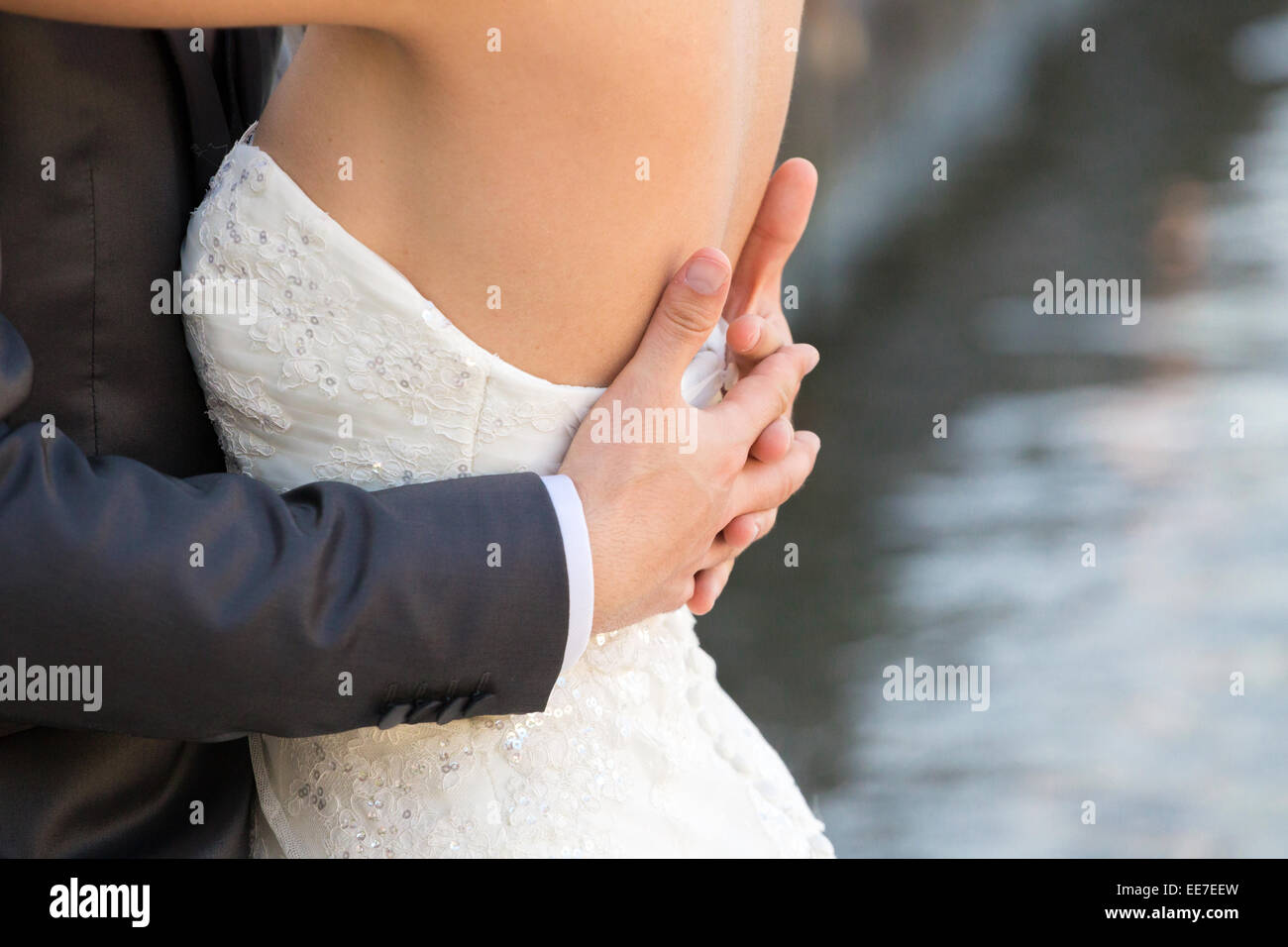 Coppia sposata nel giorno del loro matrimonio, dettaglio del busto e braccia. Foto Stock
