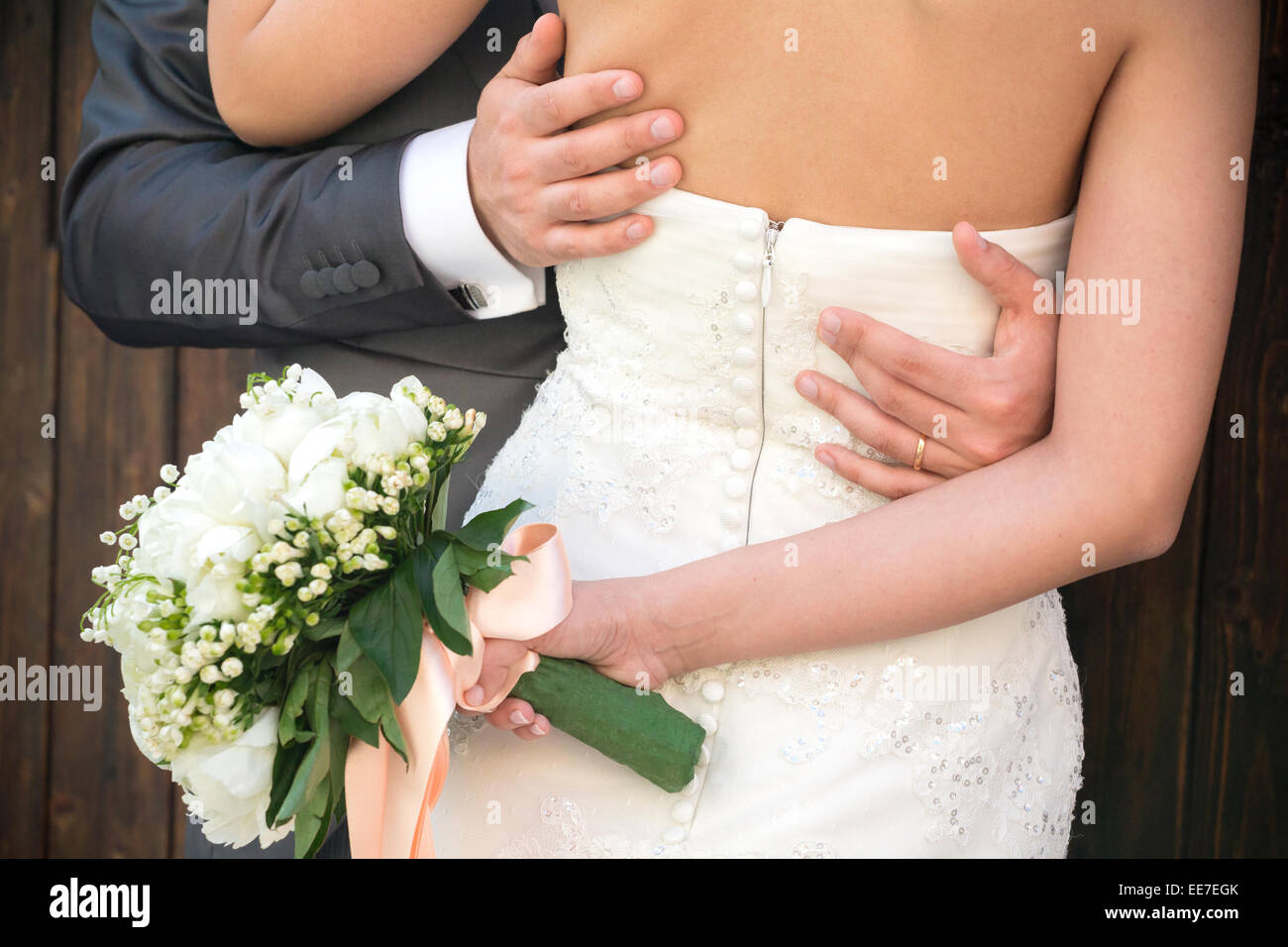 Coppia sposata nel giorno del loro matrimonio, dettaglio del busto e braccia. Foto Stock