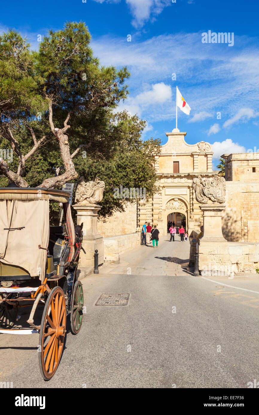 Malta Mdina Malta carrozza trainata da cavalli fuori dal cancello principale e turisti nella città medievale fortificata di Mdina Malta EU Europe Foto Stock