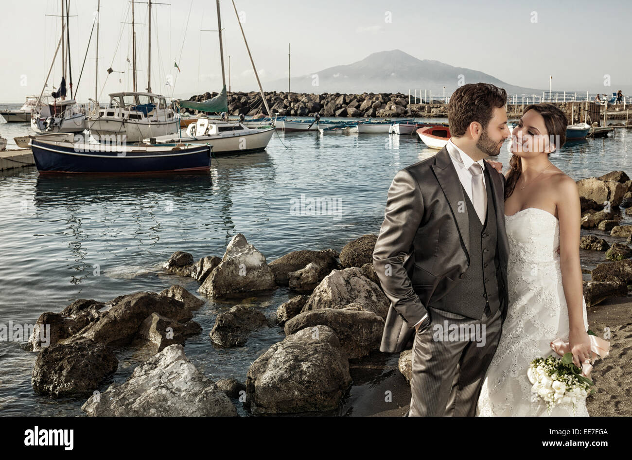 Coppia sposata nel giorno del loro matrimonio vicino al mare. Foto Stock