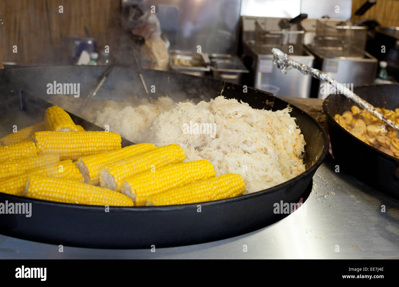 Pentola con il cavolo e il mais in un mercato del cibo di strada. Foto Stock
