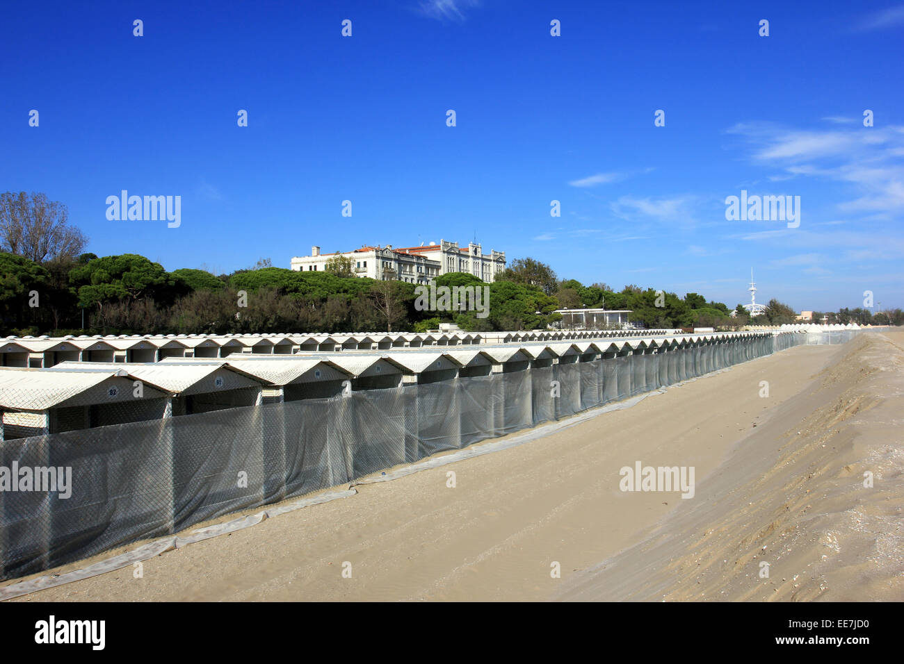 In fase di ristrutturazione. Spiaggia privata per il Grand Hotel des Bains, ex luxury hotel sul Lido di Venezia, Italia Foto Stock