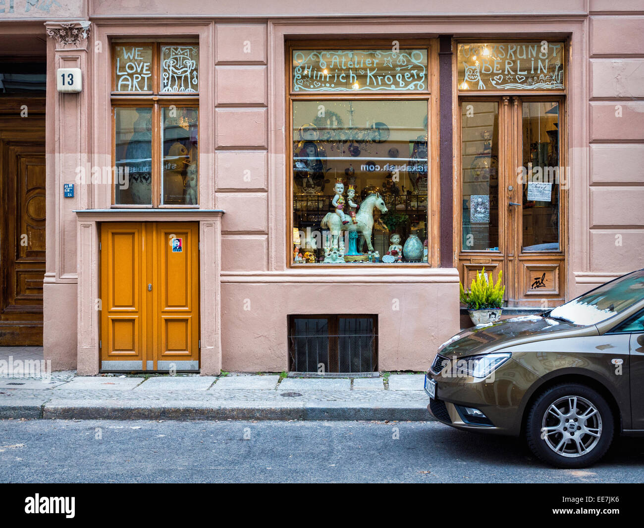 La finestra del display di Atelier Hinrich Kröger, un arte e collezionismo studio shop, Mitte di Berlino Foto Stock