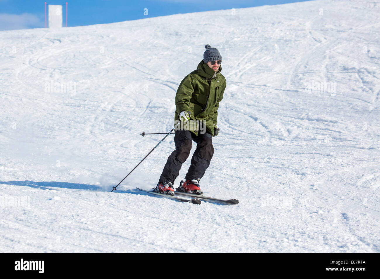 Sciatore sciare giù di sci a stazione di sport invernali delle Alpi Foto Stock
