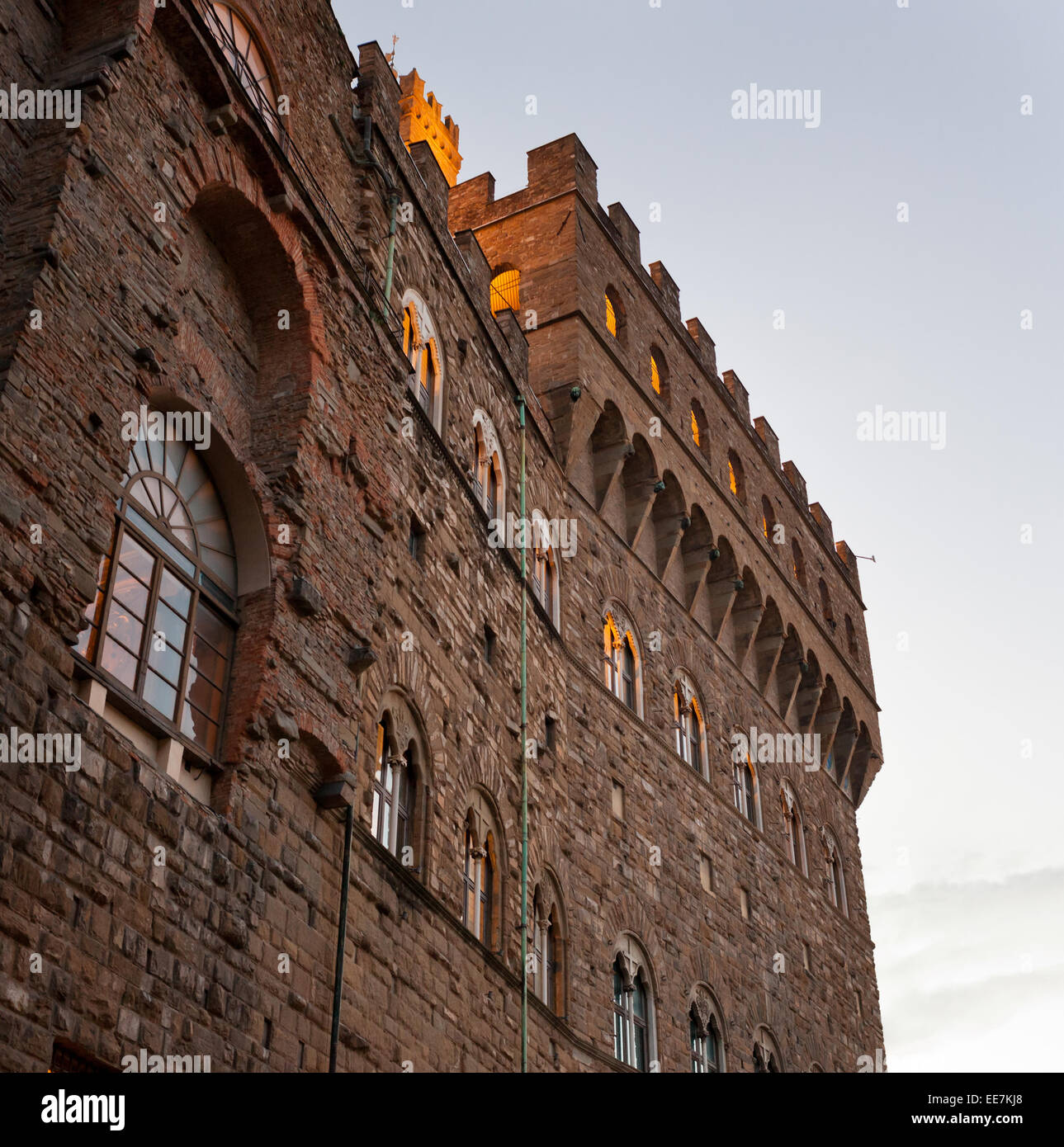 Dettaglio del vecchio palazzo a sera (Palazzo Vecchio o Palazzo della Signoria), a Firenze (Italia). Foto Stock