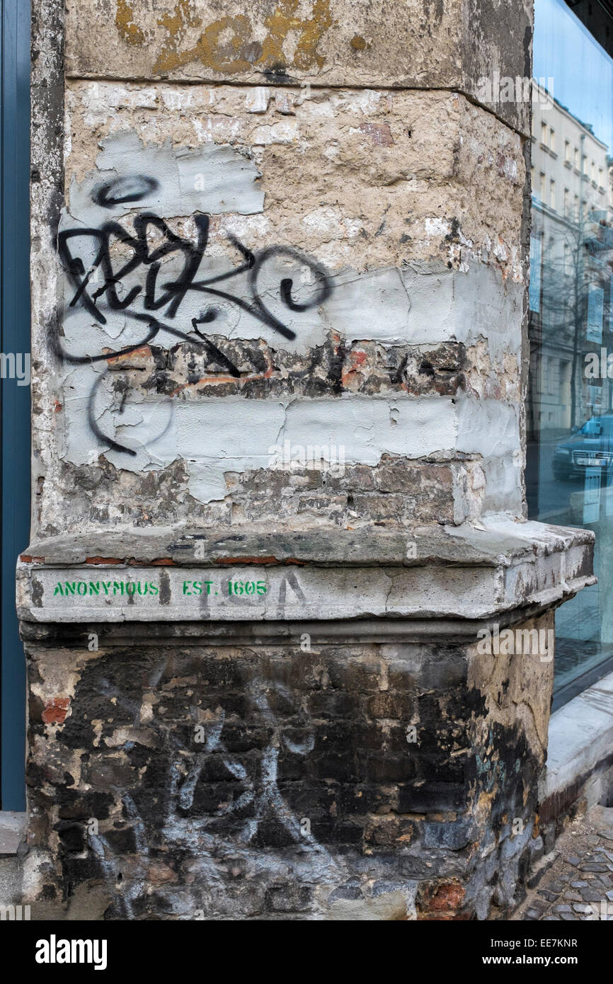 Il degrado urbano. Vecchio fatiscente elencati residenziale edificio storico ha bisogno di qualche lavoro di ristrutturazione, Choriner Strasse 85, nel quartiere Mitte di Berlino, Germania Foto Stock