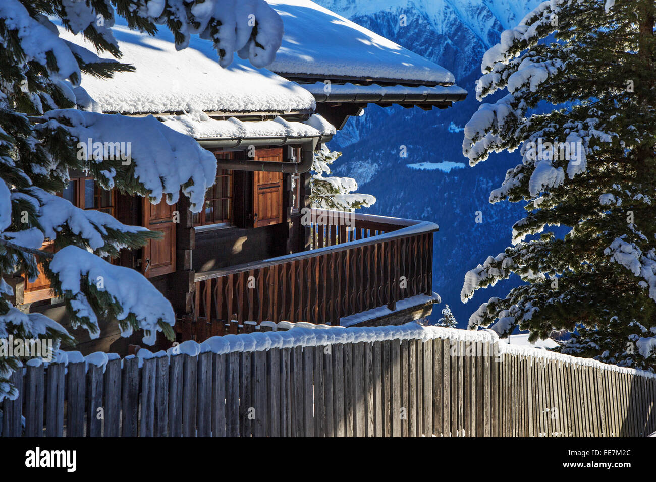 Coperta di neve Swiss chalet in legno in inverno nelle Alpi, Wallis / Valais, Svizzera Foto Stock