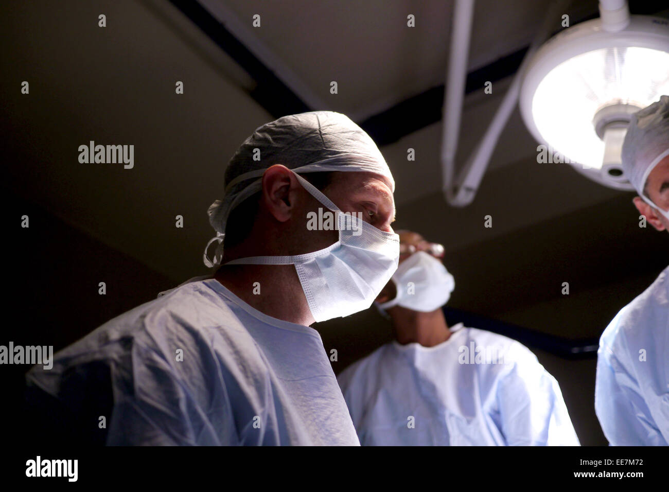 Il team chirurgico di eseguire l'intervento chirurgico in ospedale Foto Stock