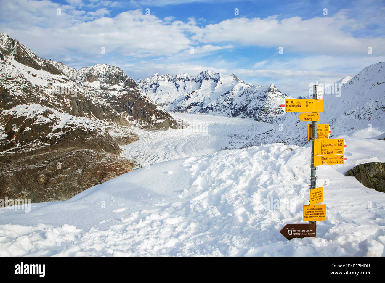 Segnaletica e vista sulle montagne in inverno che circonda la Svizzera ghiacciaio di Aletsch, il più grande ghiacciaio delle Alpi, Svizzera Foto Stock
