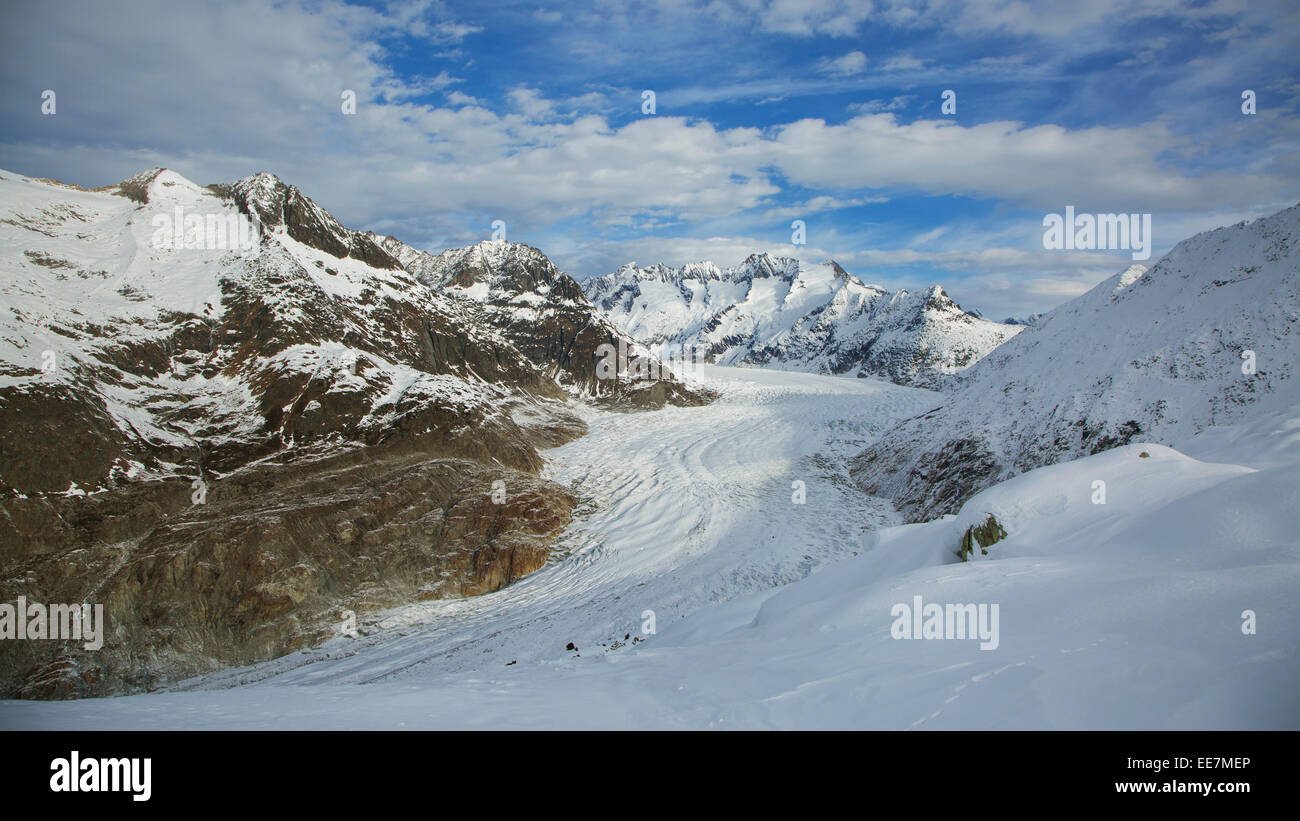 Vista sulle montagne coperte di neve in inverno che circonda la Svizzera  ghiacciaio di Aletsch, il più grande ghiacciaio delle Alpi, Svizzera Foto  stock - Alamy