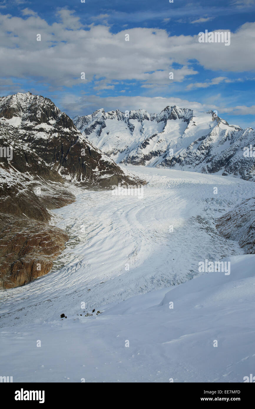Vista sulle montagne coperte di neve in inverno che circonda la Svizzera ghiacciaio di Aletsch, il più grande ghiacciaio delle Alpi, Svizzera Foto Stock