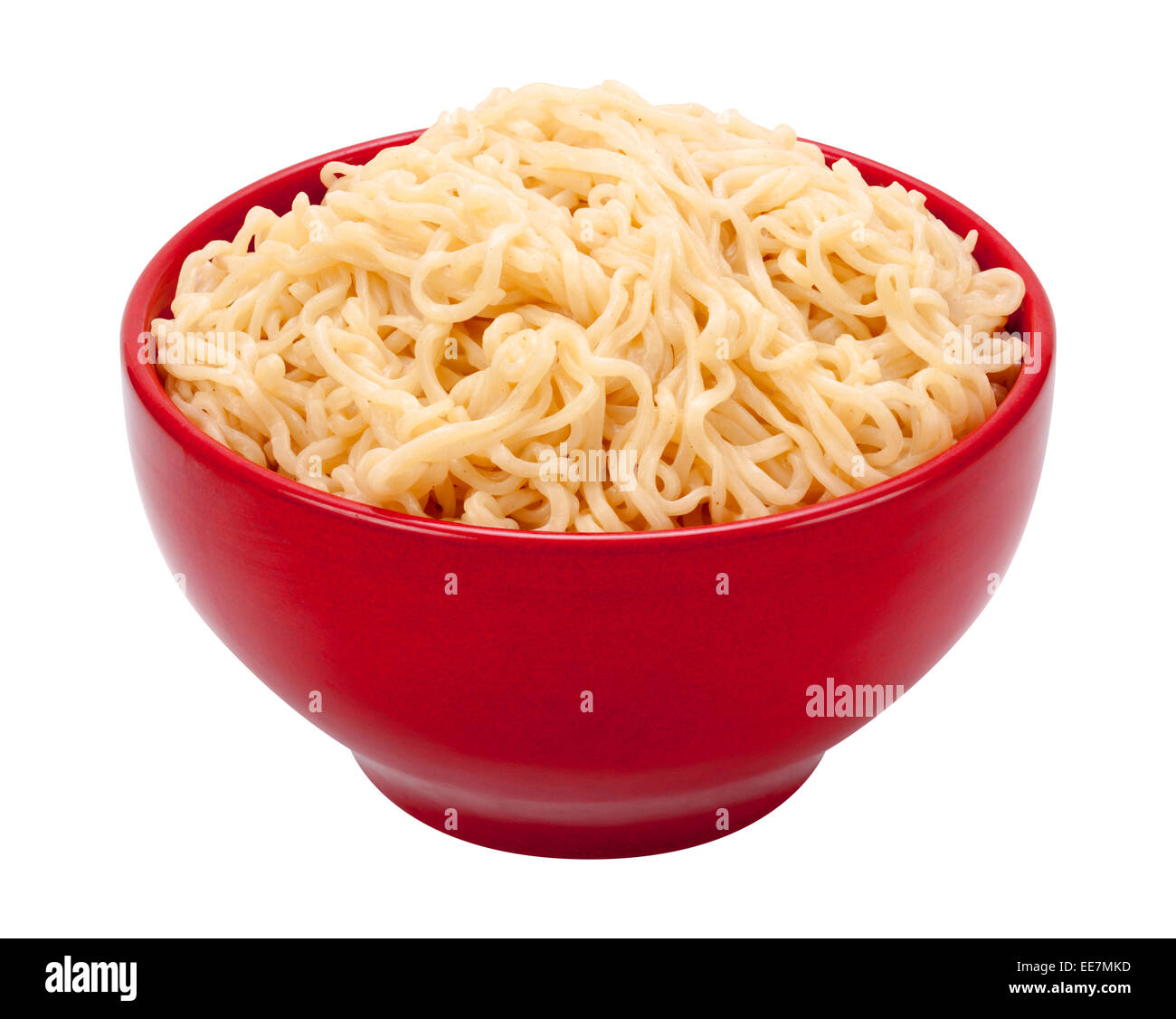 Spaghetti Ramen in un recipiente rosso. Isolato su bianco, l'immagine è in pieno la messa a fuoco, dalla parte anteriore a quella posteriore. Foto Stock