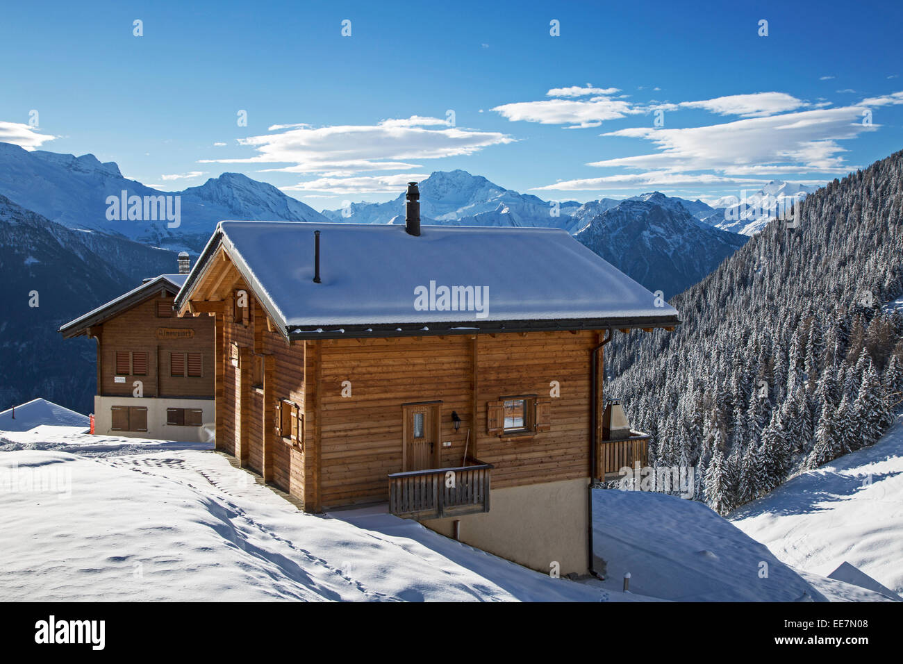 Swiss Chalet in legno nella neve in inverno nelle Alpi, Wallis / Valais, Svizzera Foto Stock