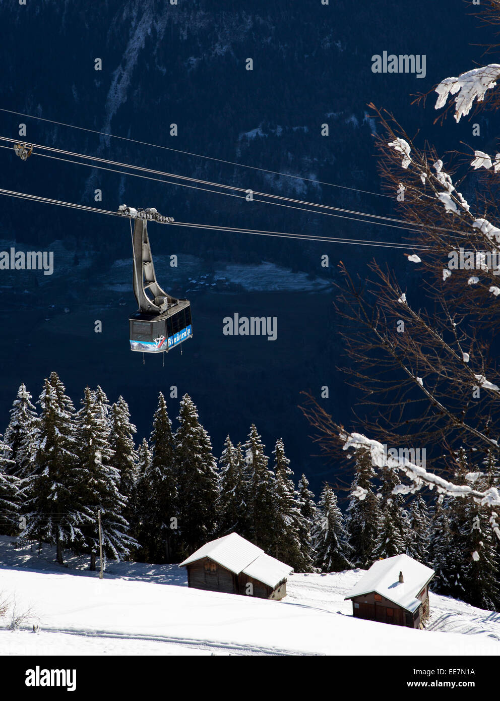 Funivia e vista delle montagne di neve in inverno nelle Alpi Svizzere a Riederalp, Wallis / Valais, Svizzera Foto Stock