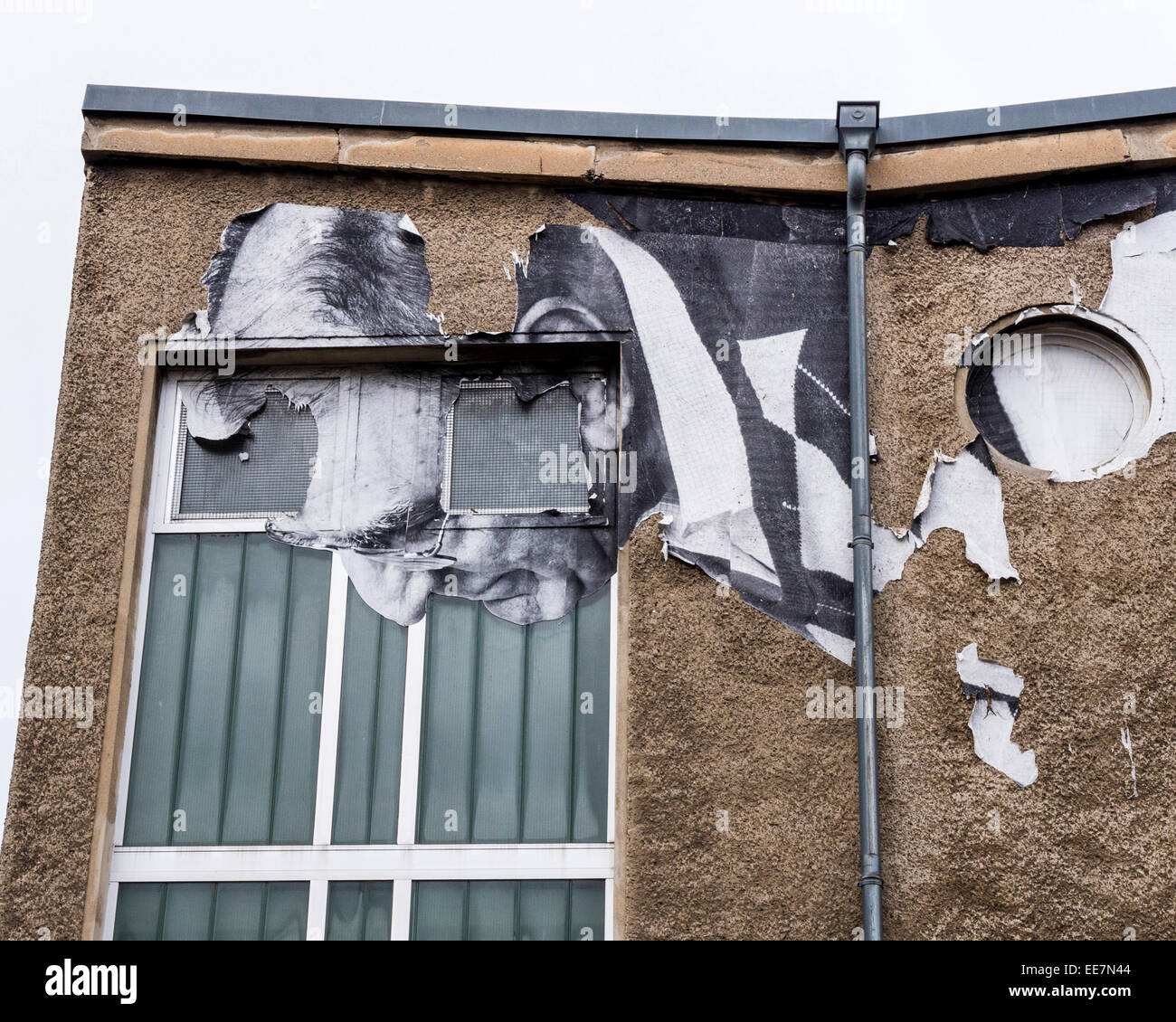 Urban street art - Giant carta strappata artwork, un ritratto sul lato di un edificio, nel quartiere Mitte di Berlino, Germania Foto Stock