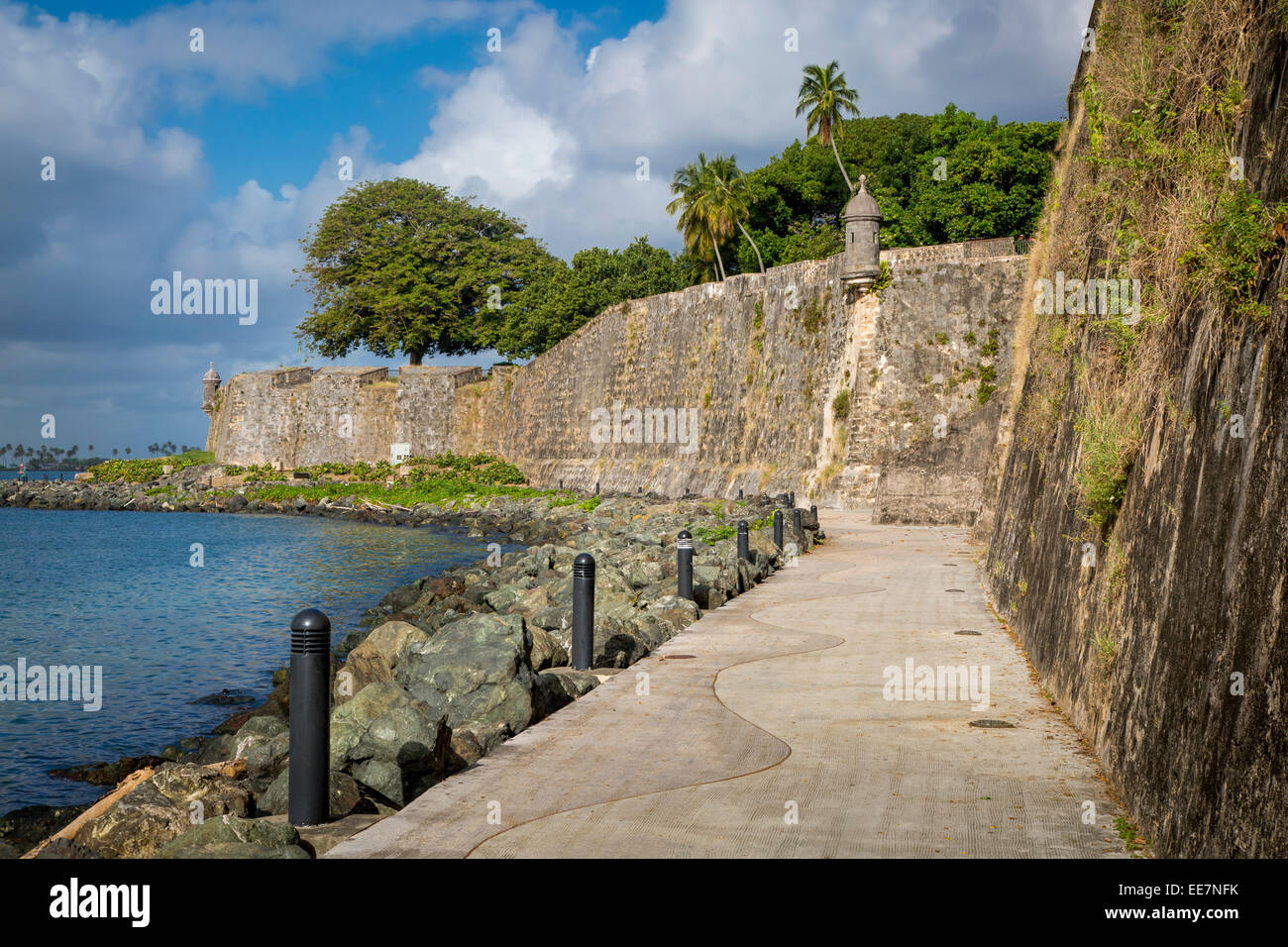 La passerella sotto la fortezza El Morro e la Città Vecchia di San Juan, Puerto Rico Foto Stock